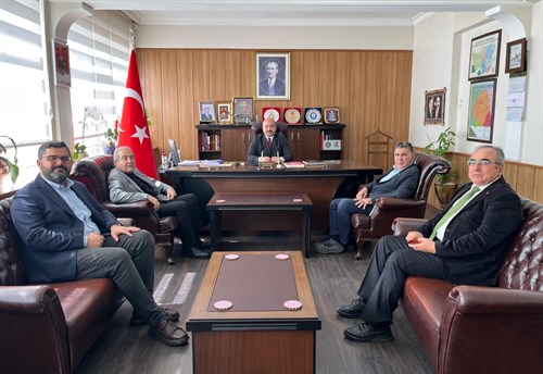 Kınık OSB Yönetim Kurulu Başkanı Sn. Hüsamettin EKMEKÇİOĞLU ve Beraberindeki Heyetten Kaymakamımıza Ziyaret