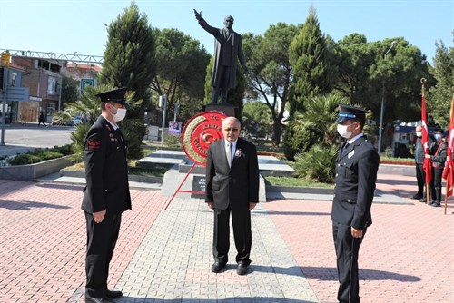 29 Ekim Cumhuriyet Bayramının 98. Yıl Dönümünde  Cumhuriyet yürüyüşü ve Atatürk Anıtına Çelenk sunma töreni gerçekleştirildi